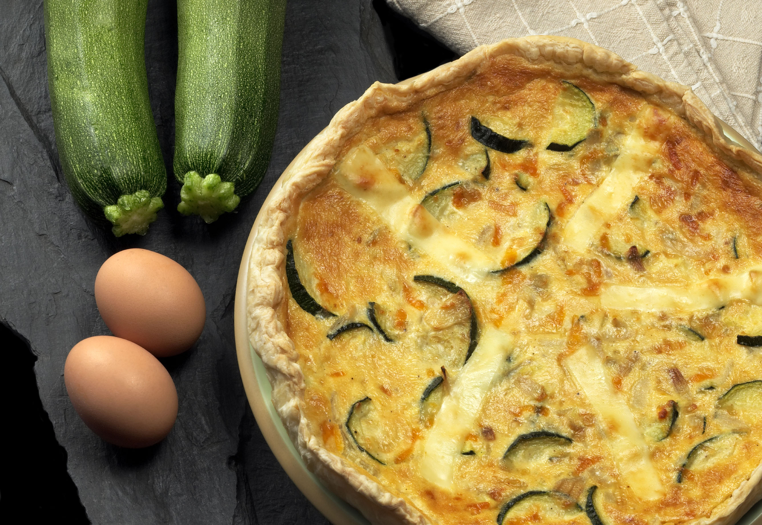 Torta salata alle zucchine, porro e toma piemontese